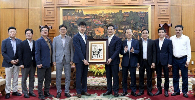 Chairman of the provincial People's Committee Vuong Quoc Tuan (fifth, right) presents a local craft village product to CEO of Samsung Vietnam Na Ki Hong. (Photo: VNA)