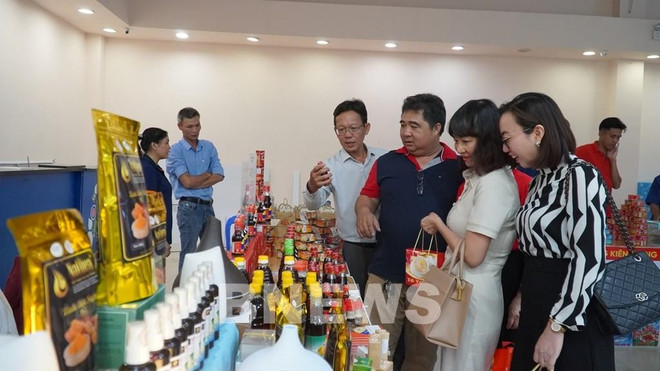 Phu Quoc fish sauce is introduced to domestic and international shoppers. (Photo: VNA)