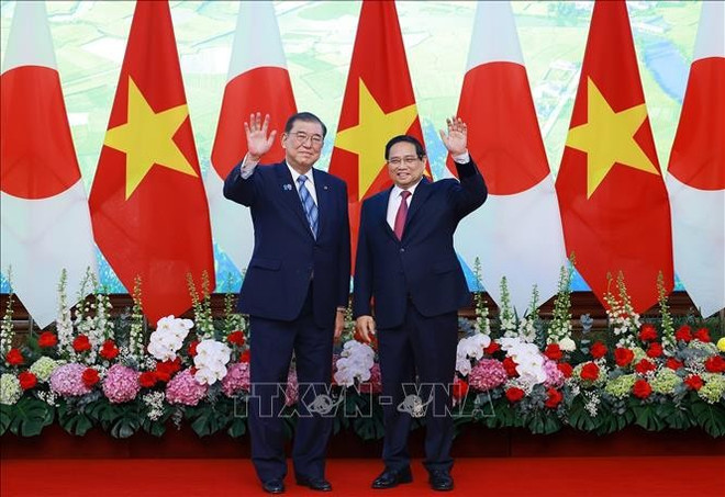 Prime Minister Pham Minh Chinh (right) and Japanese Prime Minister Ishiba Shigeru pose for a photo before their talks. (Photo: VNA) photo.jpg