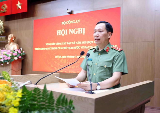 Senior Lieutenant General Le Van Tuyen, Deputy Minister of Public Security and permanent member of the Amnesty Advisory Council, addresses the event. (Photo: VNA) cong-tac-dac-xa.jpg