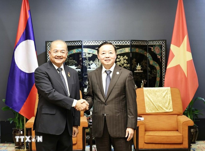Deputy PM Tran Hong Ha (R) and his Lao counterpart Kikeo Khaykhamphithoune. (Photo: VNA) la.jpg