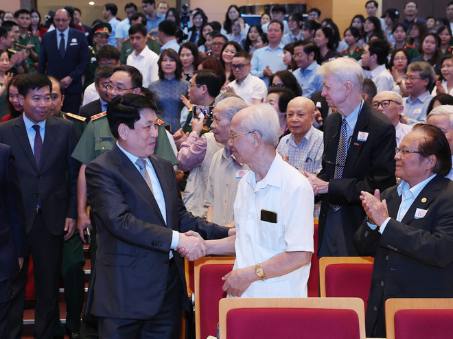 State President Luong Cuong shakes hands with delegates at the international seminar in Hanoi on April 23. (Photo: VNA) State President Luong Cuong shakes hands with delegates at the international seminar in Hanoi on April 23. (Photo: VNA)