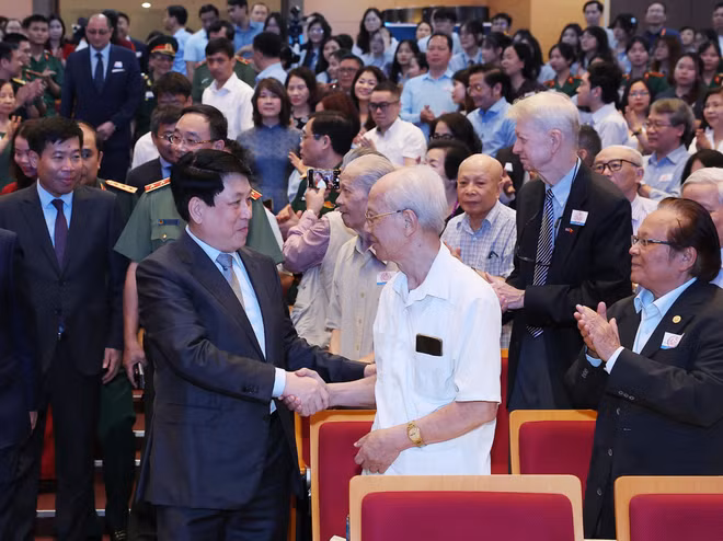State President Luong Cuong shakes hands with delegates at the international seminar in Hanoi on April 23. (Photo: VNA)