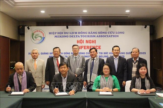 Tourism businesses of Vietnam and China sign several Memoranda of Understanding on tourism development cooperation. (Photo: VNA) trung-quoc-170325.jpg