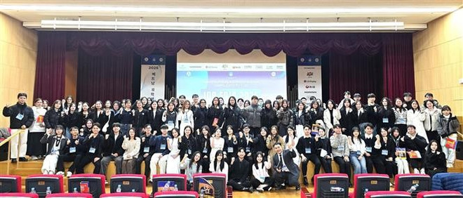 Vietnamese students in the RoK, guests and employers at the job fair. (Photo: VNA)