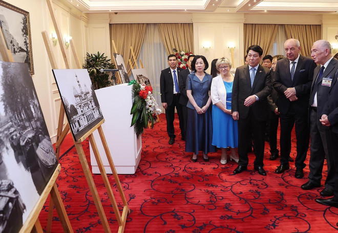 Vietnamese State President Luong Cuong and his spouse, along with visiting Hungarian President Sulyok Tamas and his spouse contemplate the photos at the exhibition. (Photo: VNA) vna-potal-chu-tich-nuoc-va-tong-thong-hungary-khai-mac-trung-bay-anh-cua-nhiep-anh-gia-hungary-ve-viet-nam-xua-8060470.jpg