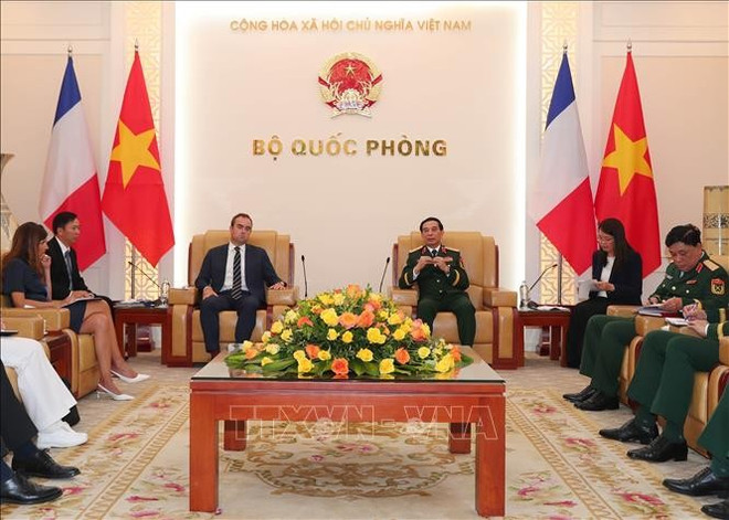 Minister of National Defence General Phan Van Giang and French Minister of the Armed Forces Sébastien Lecornu at the meeting in Hanoi on May 26. (Photo: VNA) 2-4764.jpg