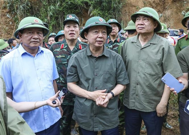 Deputy Prime Minister Tran Hong Ha (centre) visits Hang Pu Xi, a village hit hard by flash floods in Xa Dung commune of Dien Bien province, on August 2, 2025. (Photo: VNA)