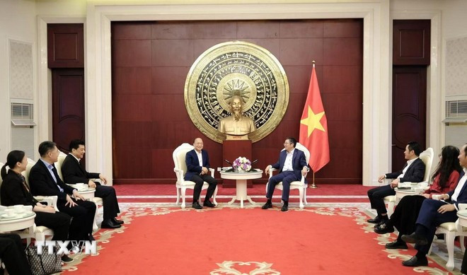 An overview of the meeting between Vietnamese Ambassador to China Pham Thanh Binh and Vice Chairman of the Guangxi Zhuang Autonomous Region. (Photo: VNA) dai-su-vietnam.jpg
