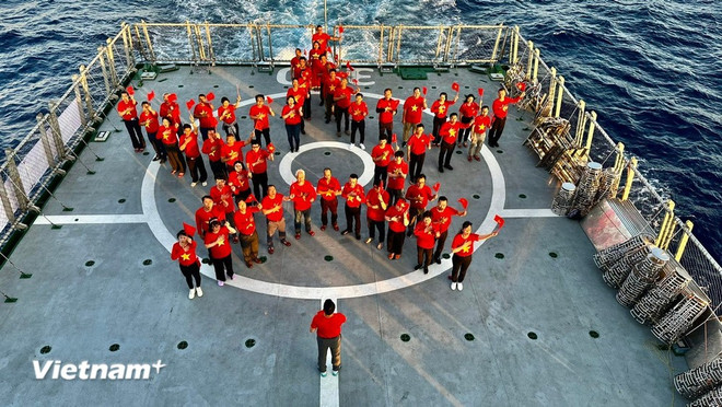 Overseas Vietnamese delegates make a star-shaped formation at sea. (Photo: VNA) truong-sa.jpg