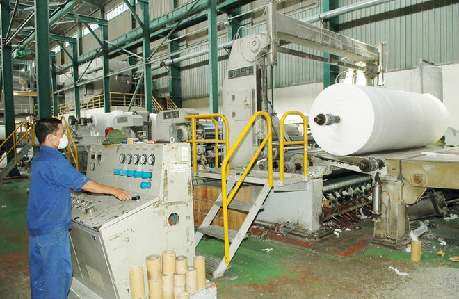 Operating the production line at Song Duong Tissue Paper Company (Photo: hanoimoi.vn) eco-1.jpg