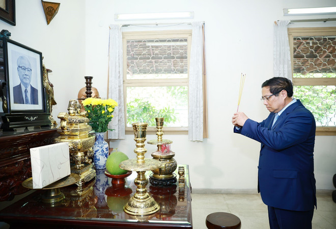 Prime Minister Pham Minh Chinh offer incense in memory of former Prime Minister Vo Van Kiet at his residence in Ho Chi Minh City on April 29. (Photo: VNA) pham-minh-chinh-vo-van-kiet-vna.jpg