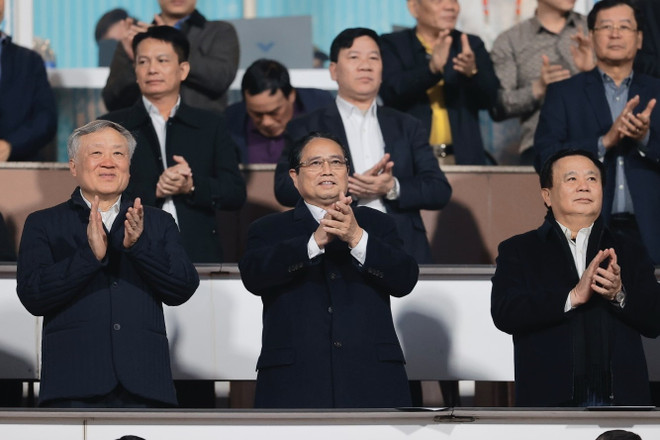 Prime Minister Pham Minh Chinh (C), Permanent Deputy Prime Minister Nguyen Hoa Binh (L) on the stand (Photo: VNA)