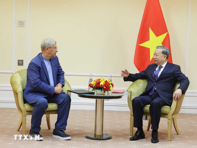 Party General Secretary To Lam (R) receives Sergei Kudryashov, General Director of the Russian oil and gas corporation Zarubezhneft, as part of his official trip to the country. (Photo: VNA) to-lam-russian-business-vna.jpg