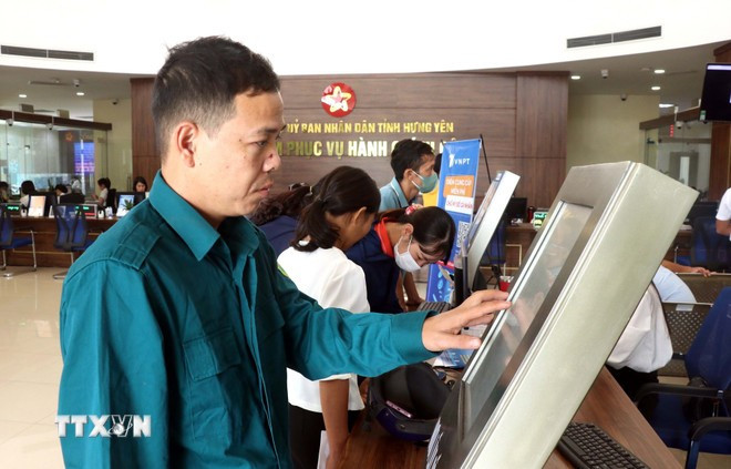 Residents processing administrative procedures at the Centre for Public Services of Hung Yen province. (Photo: VNA) hung-yen-dat-ty-le-999-giai-quyet-ho-so-thu-tuc-hanh-chinh-7641227.jpg