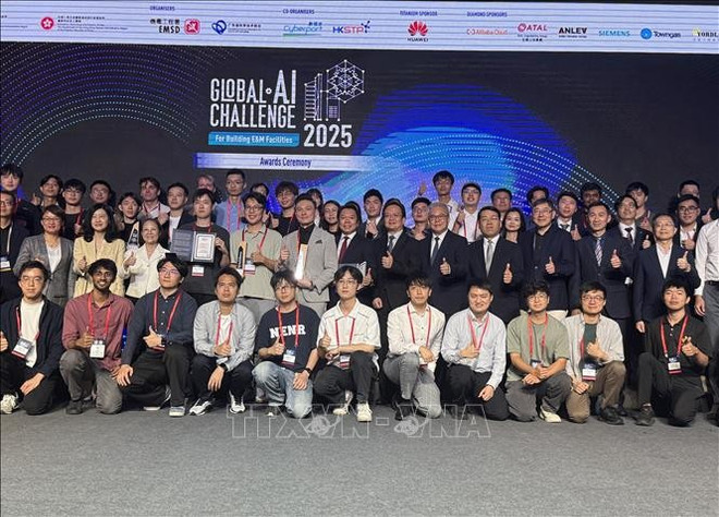 Competing teams pose for a group photo at the award ceremony held in the Hong Kong Special Administrative Region (China) (Photo: VNA)
