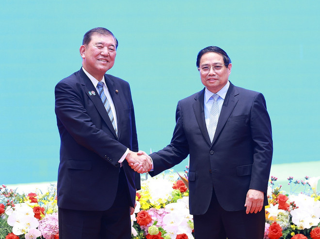 PM Pham Minh Chinh (R) and his Japanese counterpart Ishiba Shigeru (Photo: VNA) ne.jpg