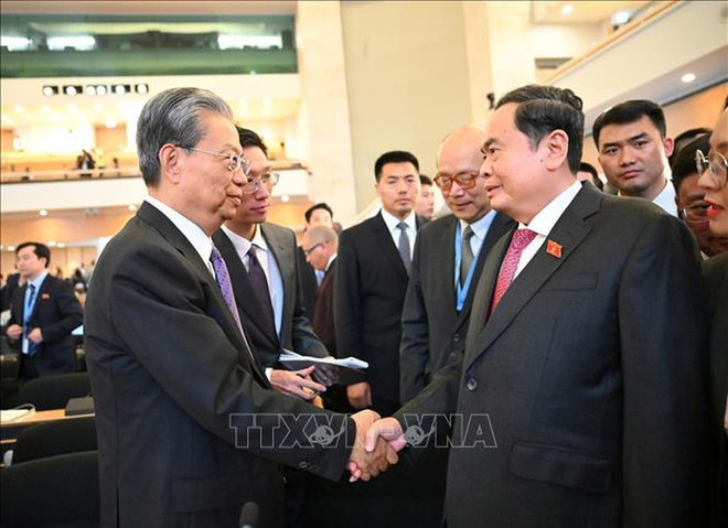 National Assembly Chairman Tran Thanh Man (R) shakes hands with Zhao Leji, Chairman of the Standing Committee of the National People’s Congress of China, during their meeting on the sidelines of the 6th World Conference of Speakers of Parliament in Geneva, Switzerland. (Photo: VNA)