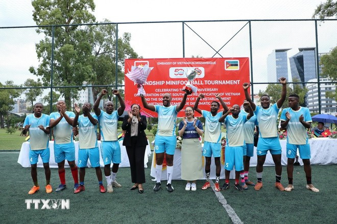 FRELIMO’s team take first place of the friendly football tournament held by the Vietnamese Embassy in Mozambique (Photo: VNA) giai-bong-da.jpg