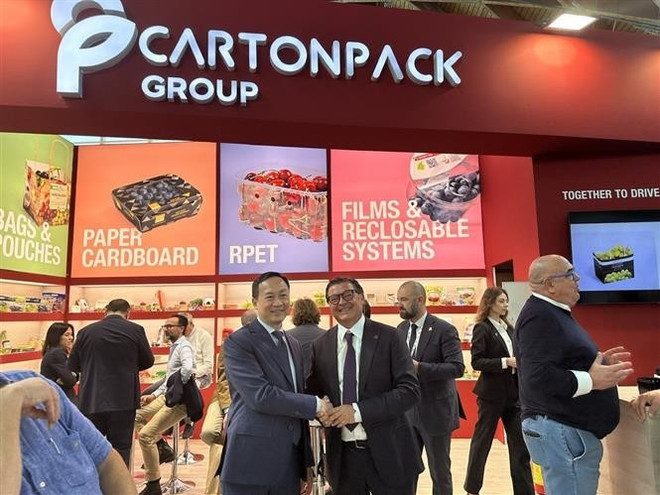 Vietnamese Ambassador Duong Hai Hung (L) visits a stall at the event (Photo: VNA) 2-vna-vietnamese-farm-produce-42nd-macfrut-fruit-veg-professional-show.jpg