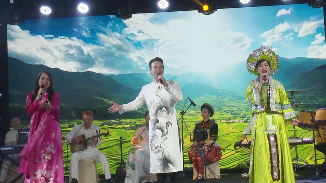 Singers from the Vietnam National Music, Song and Dance Theatre perform at the event. (Photo: VNA) cac-nghe-sy-doan-nha-hat-ca-mua-nhac-viet-nam-bieu-dien-tai-buoi-le-anhpv-tai-ch-sec.jpg