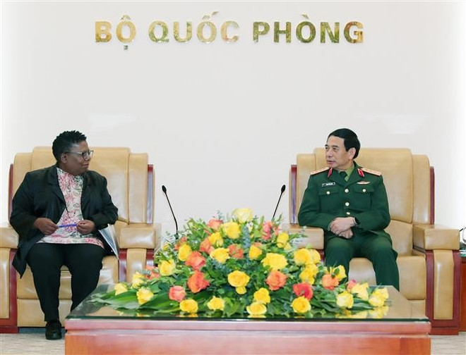 Minister of National Defence General Phan Văn Giang on February 25 meets with Acting Secretary for Defence of South Africa Thobekile Gamede. (Photo: VNA) vna-potal-bo-truong-quoc-phong-tiep-quyen-tong-thu-ky-quoc-phong-nam-phi-7872671.jpg