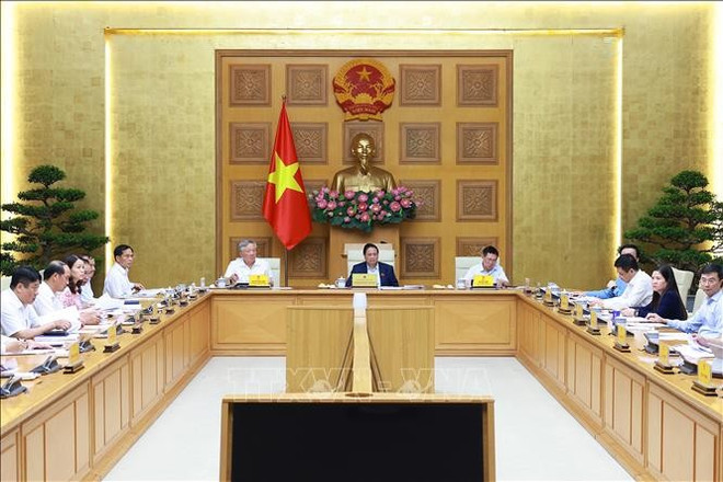 Prime Minister Pham Minh Chinh (C) chairs the meeting in Hanoi on June 23. (Photo: VNA) pm2.jpg