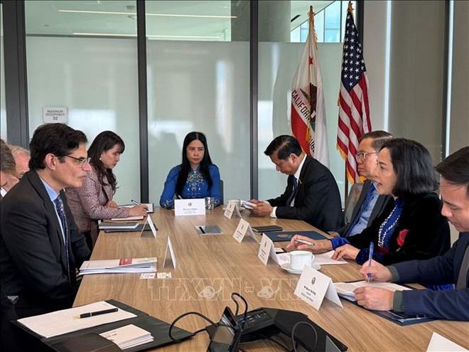 NA Vice Chairwoman Nguyen Thi Thanh and the Vietnamese delegation at a discussion with Senator Josh Becker, Chair of the Senate Committee on Energy, Utilities and Communications (Photo: VNA) se.jpg