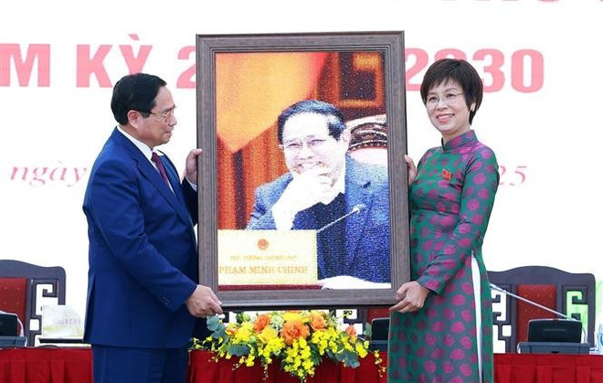 Secretary of the VNA Party Committee and VNA General Director Vu Viet Trang presents Prime Minister Pham Minh Chinh with a souvenir (Photo: VNA) vna-potal-thu-tuong-du-dai-hoi-dang-bo-thong-tan-xa-viet-nam-lan-thu-27-nhiem-ky-2025-2030-8154092-1.jpg