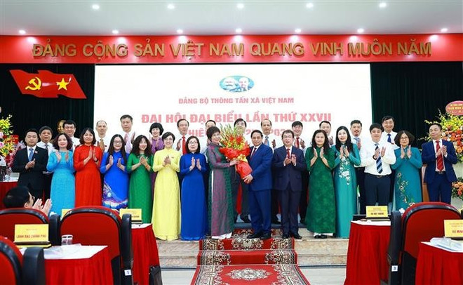 Prime Minister Pham Minh Chinh presents flowers, congratulating the newly-elected VNA Party Committee for the 2025 - 2030 term. (Photo: VNA) vna-potal-thu-tuong-du-dai-hoi-dang-bo-thong-tan-xa-viet-nam-lan-thu-27-nhiem-ky-2025-2030-8153965.jpg