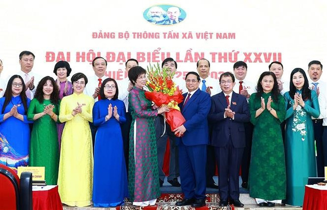 Prime Minister Pham Minh Chinh presents flowers to members of the Party Committee in the 27th tenure (Photo: VNA) vna-potal-thu-tuong-du-dai-hoi-dang-bo-thong-tan-xa-viet-nam-lan-thu-27-nhiem-ky-2025-2030-8154048-2.jpg