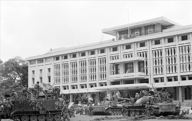 Liberation army tanks seize the Presidential Palace of the Saigon puppet regime at noon on April 30, 1975. (Photo: VNA) liberation-tanks.jpg
