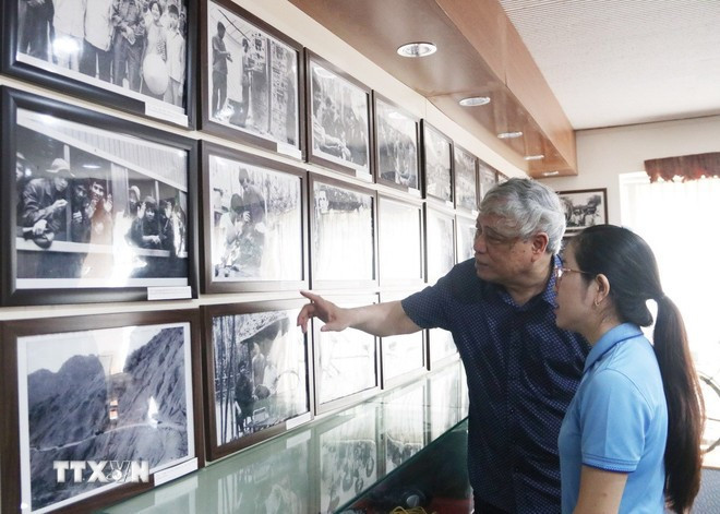 Journalist Tran Mai Huong talks to a young woman about historic moments captured during wartime (Photo: VNA) tran-mai-huong-young-people-vna.jpg