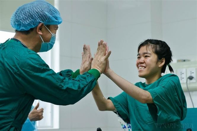 Illustrative image. (Photo: VNA) vna-potal-70-nam-ngay-thay-thuoc-viet-nam-27021955-27022025-y-te-viet-nam-lam-chu-nhieu-cong-nghe-hien-dai-7860397.jpg