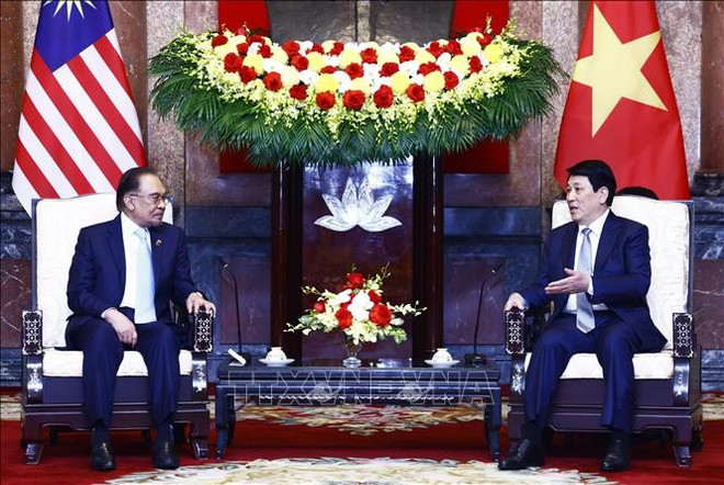 State President Luong Cuong (R) and Malaysian PM Anwar Ibrahim (Photo: VNA) mu.jpg