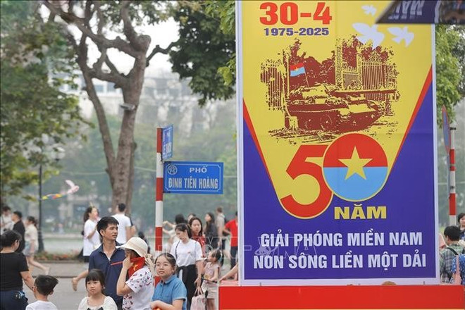 A banner marking the 50th anniversary of the Liberation of the South and National Reunification (Photo: VNA) co-hoa-50-nam-27042025-13-1.jpg