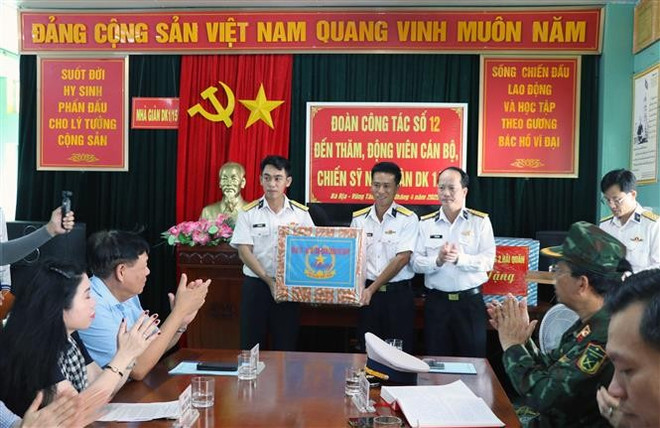 The working delegation hands over gifts to soldiers of DK1 oil rig hai-quan.jpg
