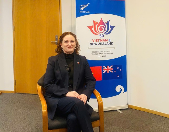 New Zealand Ambassador to Vietnam, Caroline Beresford, speaks to the press ahead of Prime Minister Luxon's visit. (Photo: VietnamPlus) ds-2.jpg