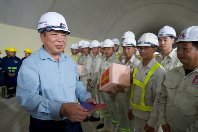 Minister of Transport Tran Hong Minh visits and encourages workers who keep working during Lunar New Year holiday to ensure progress of the Quang Ngai-Hoai Nhon expressway project. (Photo: VNA) bo-truong.jpg
