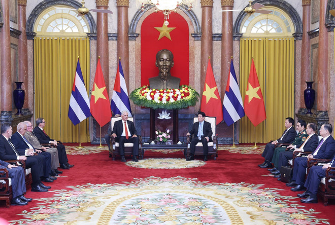 State President Luong Cuong (R) receives First Secretary of the Communist Party of Cuba Central Committee and President of Cuba Miguel Díaz-Canel Bermúdez in Hanoi on September 1, 2025. (Photo: VNA)