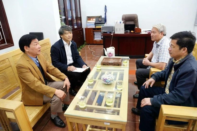Leaders of Minh Hoa district Party Committee in central province of Quang Binh meet with officials and civil servants who voluntarily applied for early retirement. (Photo: VNA) nghi-huu-truoc-tuoi-7949.jpg