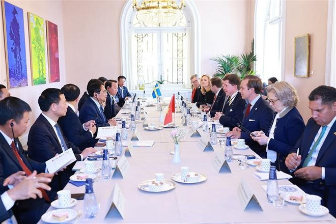 Prime Minister Pham Minh Chinh has a meeting with Speaker of the Riksdag (Swedish parliament) Andreas Norlén in Stockholm on June 12. (Photo: VNA) vna-potal-thu-tuong-pham-minh-chinh-hoi-kien-chu-tich-quoc-hoi-thuy-dien-andreas-norlen-8088680.jpg