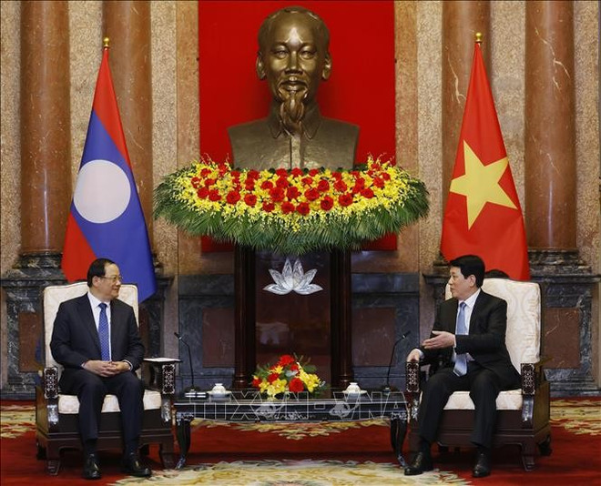 State President Luong Cuong (R) and Prime Minister of Laos Sonexay Siphandone at the meeting in Hanoi on April 17. (Photo: VNA) reception.jpg