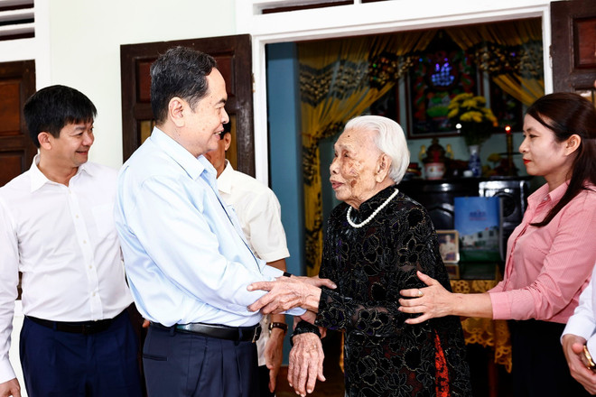 NA Chairman Tran Thanh Man and heroic mother Dao Thi Vui, aged 102, in Hai Thuong commune, Hai Lang district, Quang Trị province. (Photo: VNA) dao-thi-vu-vna.jpg