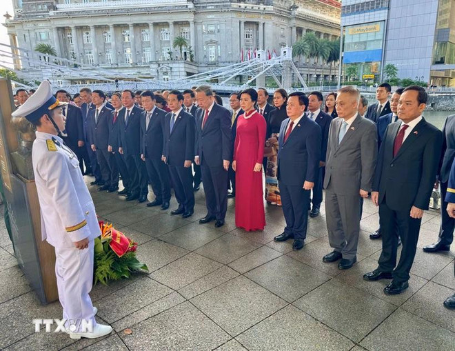 Party General Secretary To Lam, his spouse, and a high-ranking Vietnamese delegation on March 12 offer flowers in tribute to President Ho Chi Minh at his statue in the Asian Civilizations Museum. (Photo: VNA) tong-bi-thu-to-lam-dang-hoa-tuong-niem-chu-tich-ho-chi-minh-1203-3.jpg