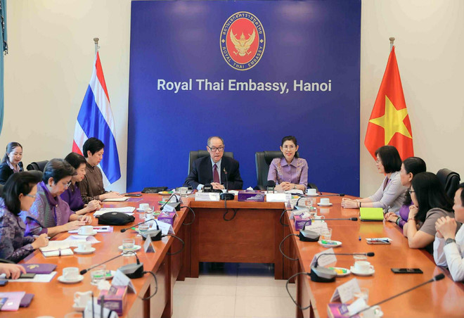 The Princess Maha Chakri Award Foundation delegation meets with Vietnamese recipients at the Thai Embassy in Hanoi on July 7. (Photo: VNA) 14a3a3b1-d9ce-4fe0-bfe9-0fa19d853bee.jpg