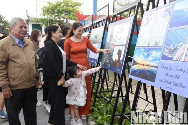 Visitors at the exhibition themed "Hoang Sa - A milestone of sovereignty over the homeland's seas and islands in the heart of Da Nang" at the Hoang Sa Exhibition House. (Source: Nhandan.vn) hoang-sa.jpg