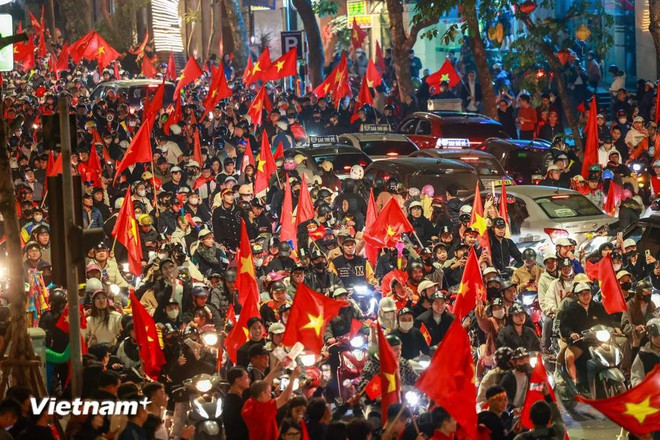 People in Hanoi celebrate Vietnam’s victory in the 2024 ASEAN Mitsubishi Electric Cup. (Photo: VNA)