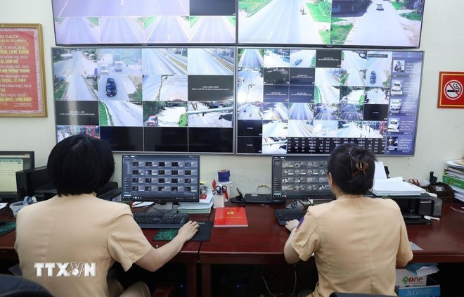 Monitoring traffic safety violations at Traffic Police Department's Traffic Operation Centre (Photo: VNA) camera-management-system.jpg