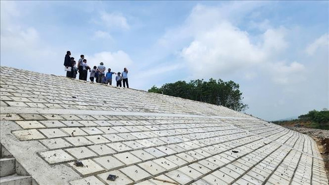 Embankment reinforcement against erosion along the right bank of the Buoi river, Thanh Hoa province. (Photo: VNA) dyke4.jpg